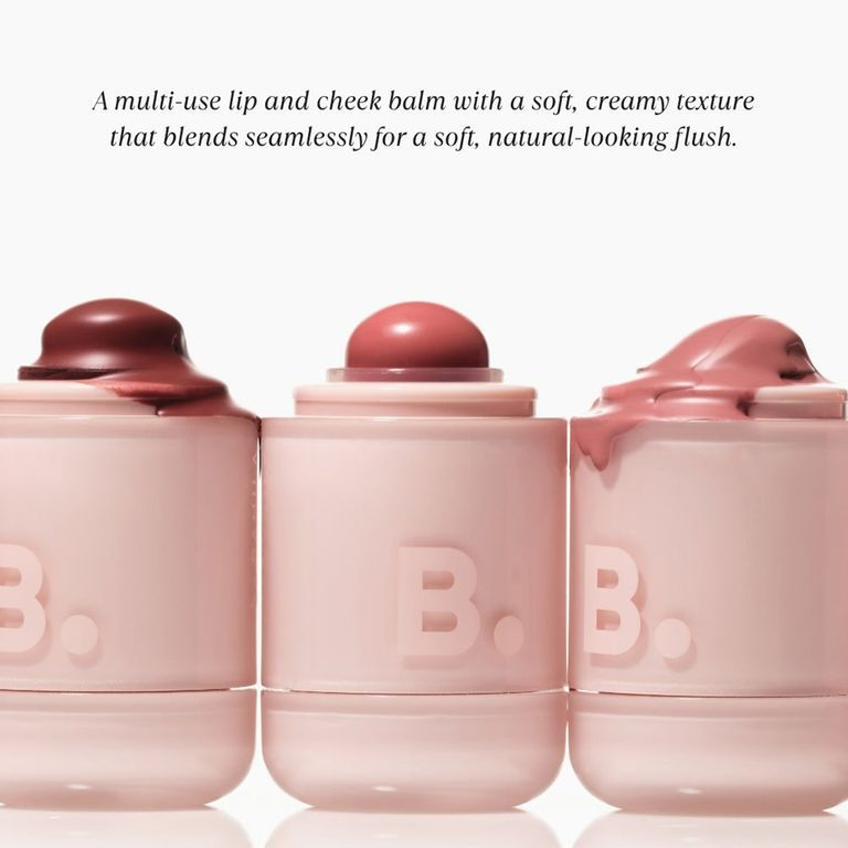 Trois récipients rose pâle avec du fard à joues fondu dans différentes nuances de rose.