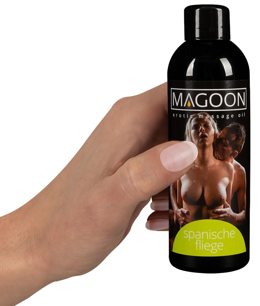 Zwarte fles, MAGOON, met etiket. Opschrift: Spanische Fliege. Erotische massageolie.