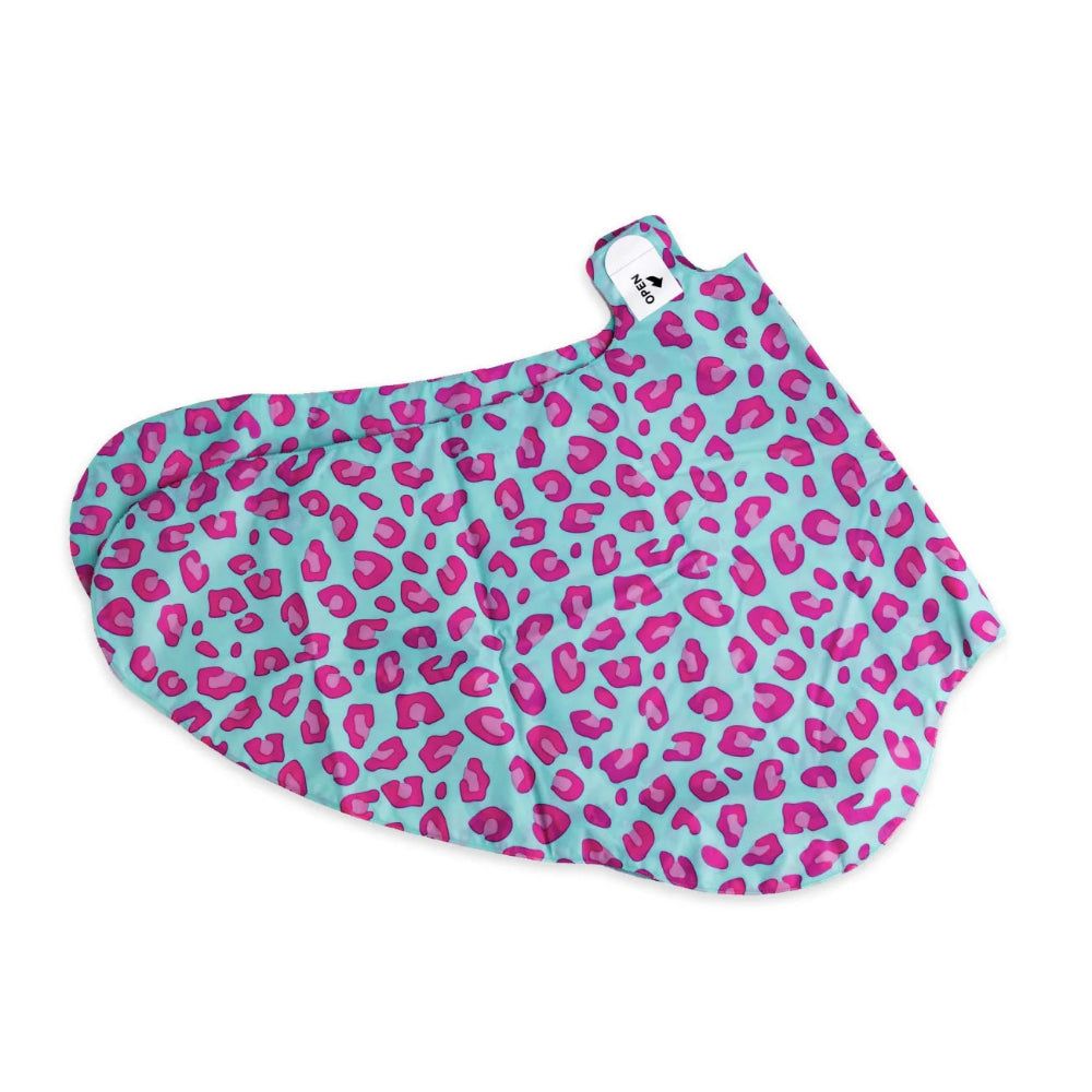 Masque pour les pieds ouvert avec motif léopard. Turquoise avec taches roses. Avec fermeture. Marque : IDC Institute.