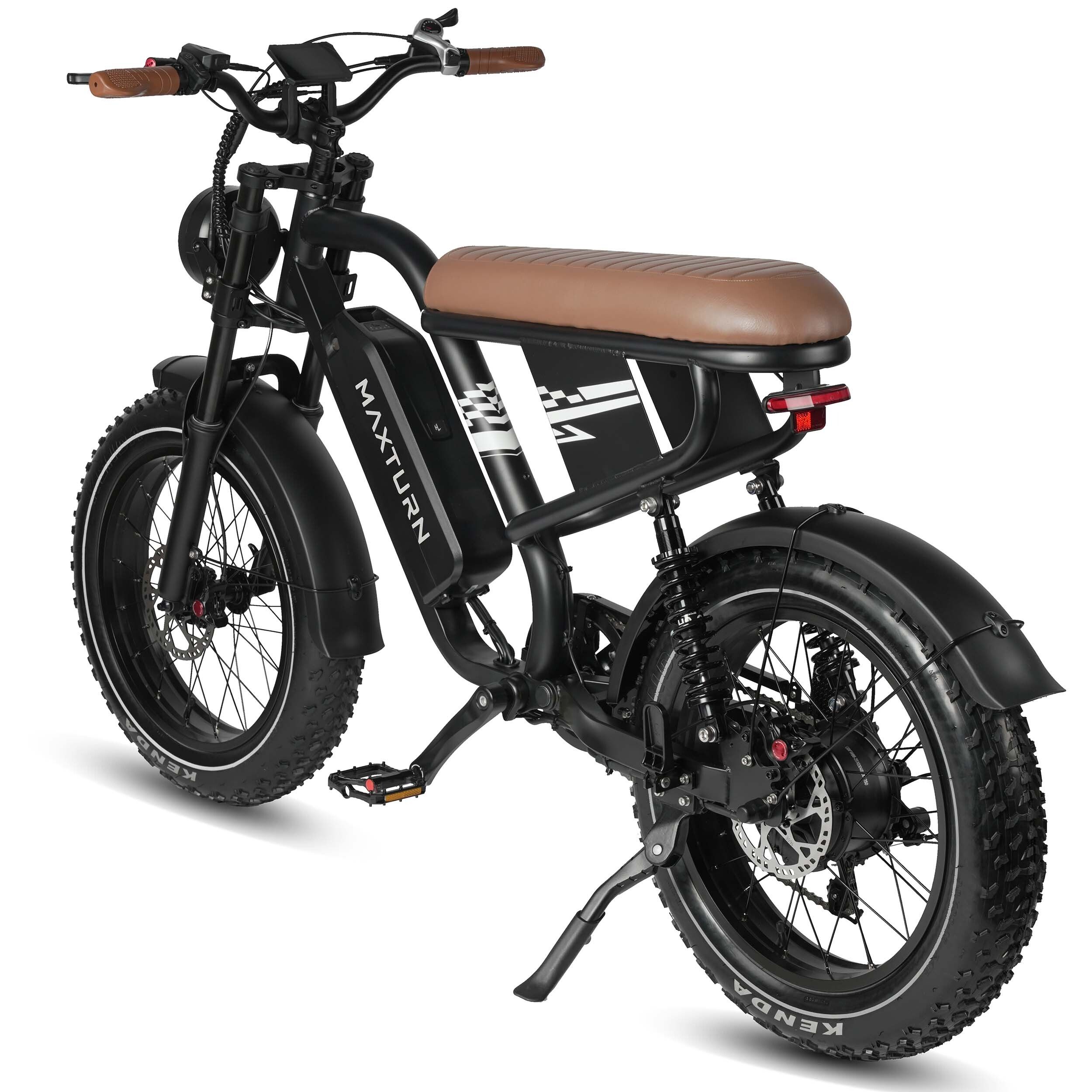 Vélo électrique noir avec selle marron. Inscription "MAXTURN" sur le cadre. Gros pneus et béquille.