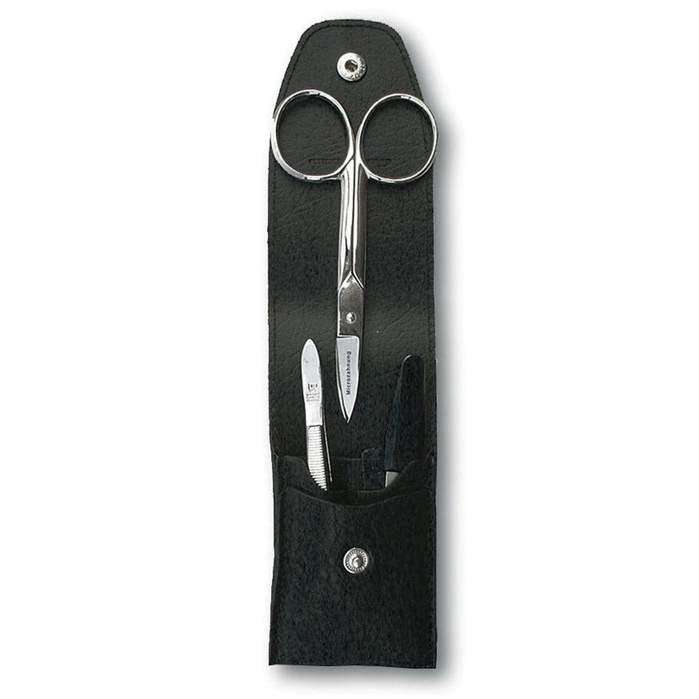 Zwart leren etui met manicure set. Bevat nagelschaar, vijl en nagelknipper. Metalen gereedschap.