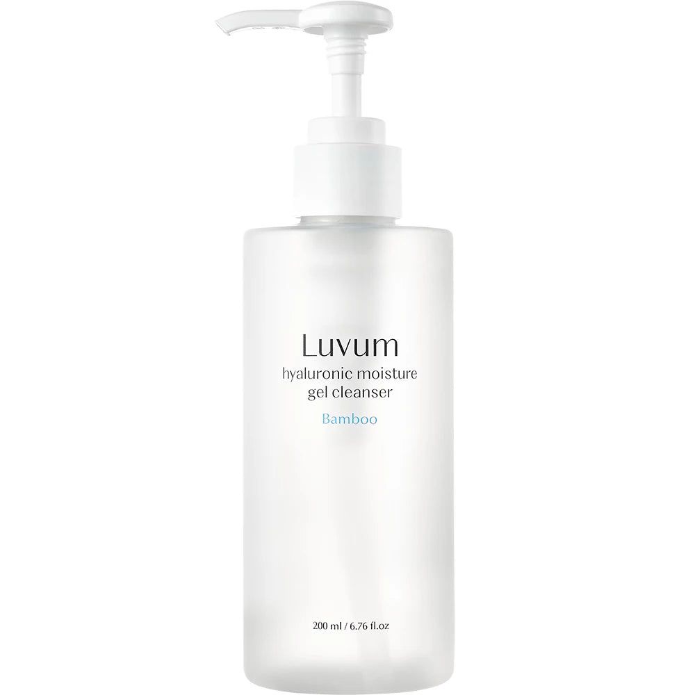 Transparante fles met witte pomp. Op de fles staat "Luvum Hyaluronic moisture gel cleanser Bamboo".