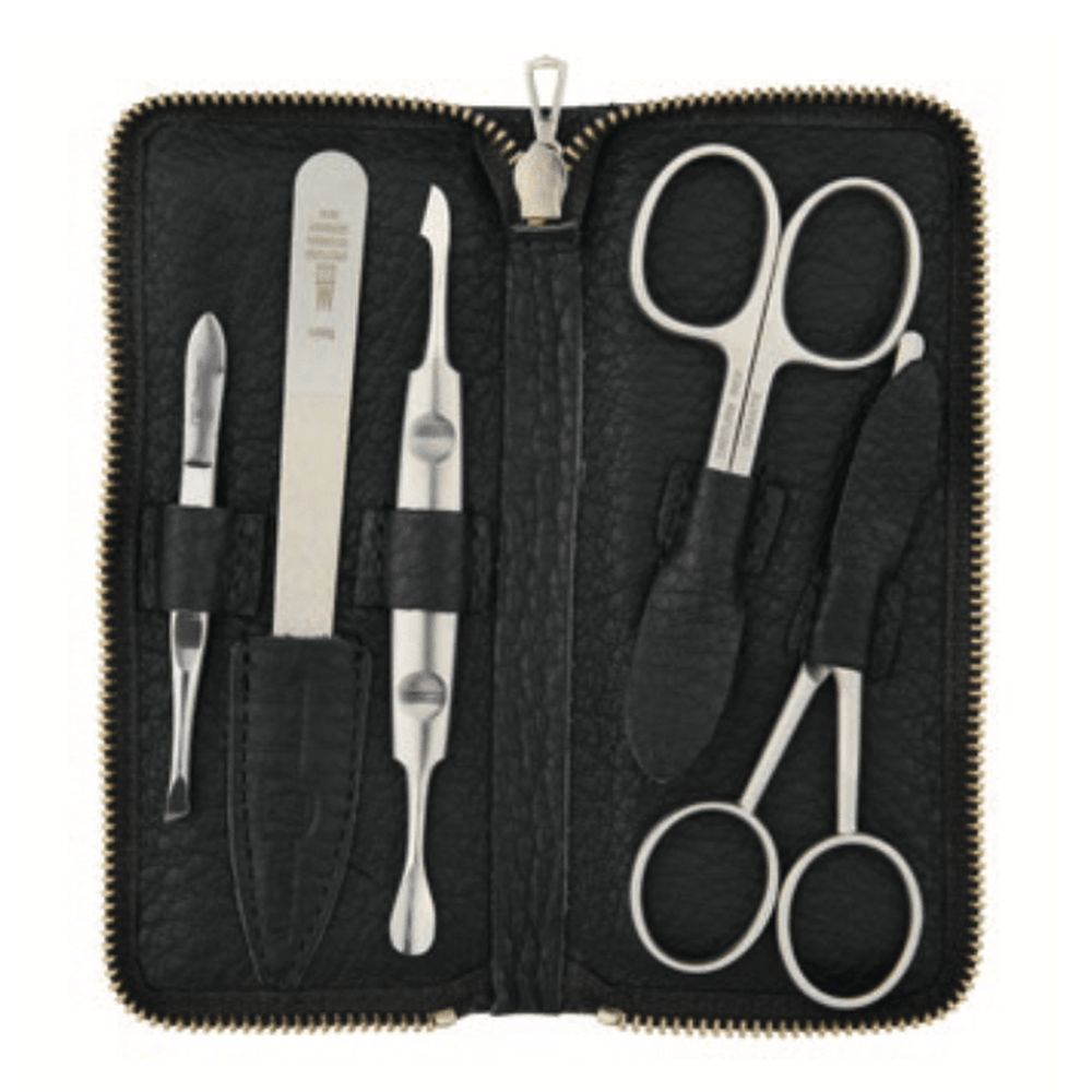 Étui noir zippé contenant des outils de manucure et pédicure en métal. Comprend ciseaux, lime et autres instruments.
