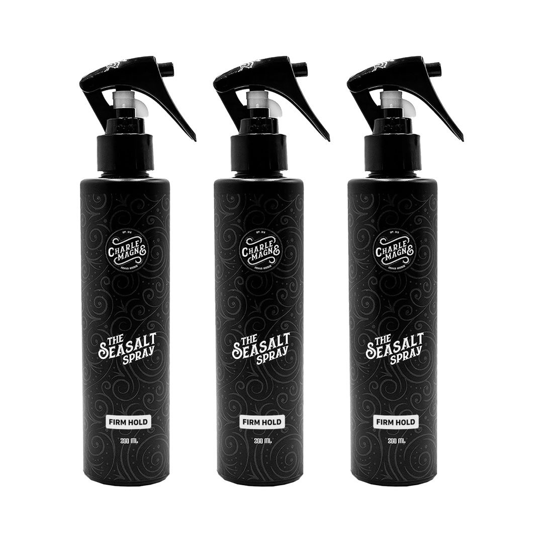 Drie zwarte spuitflessen "The Seasalt Spray" met zwarte pompkop. "Firm Hold" en "200 ml" staan op de flessen.