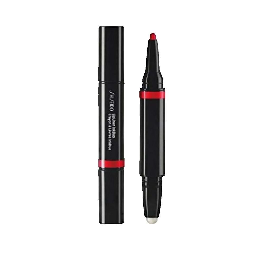 Duo de crayon à lèvres Shiseido. Stylo noir avec rouge à lèvres rouge et applicateur. Nom du produit visible.