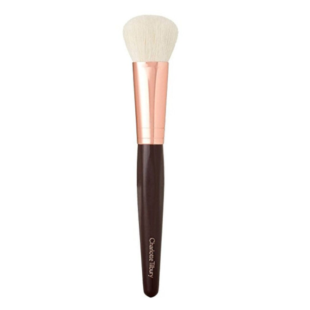 Ronde penseel met bruine steel, gouden ferrule en crèmekleurige borstelharen. Met tekst 'Charlotte Tilbury'.