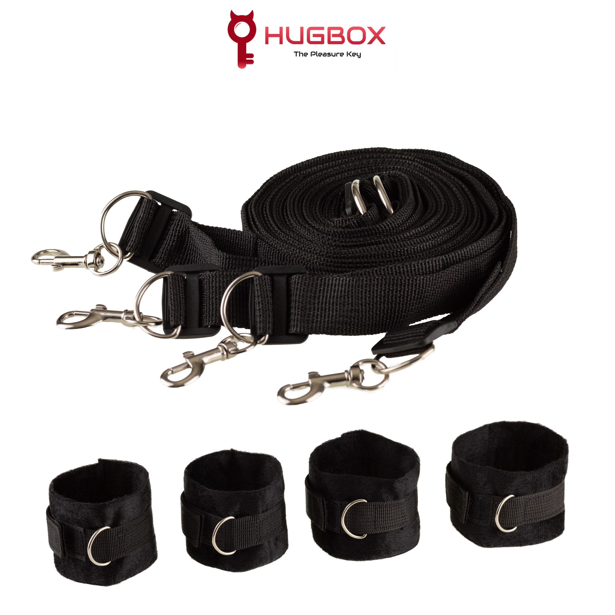 Zwarte bondage set. Bevat vier handboeien, een lange band met metalen ringen en karabijnhaken. HUGBOX logo.