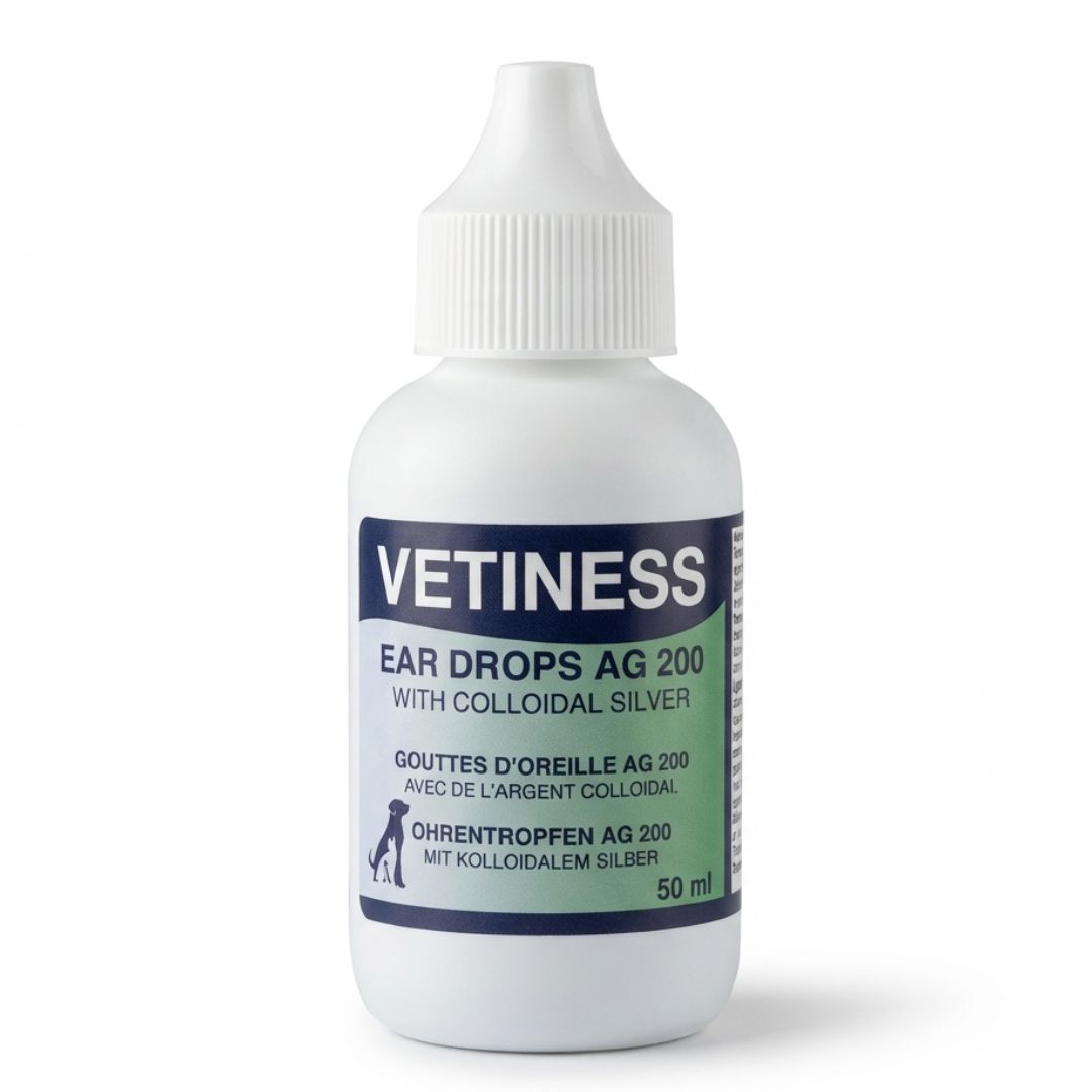 Flacon blanc avec étiquette bleue et verte. Texte: Vetiness Ear Drops AG 200 with colloidal silver. 50 ml.