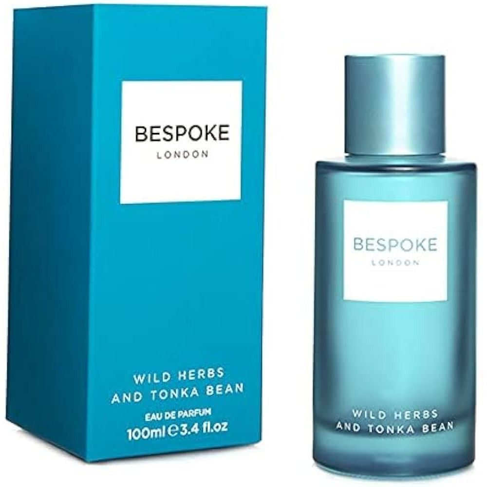 Boîte et flacon turquoise. Flacon avec bouchon bleu. Étiquette blanche "BESPOKE LONDON". Texte : "WILD HERBS AND TONKA BEAN".