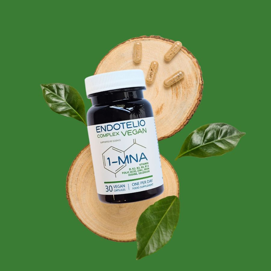 Bruine fles met capsules op houten schijven en bladeren. Opschrift: Endotelio Complex Vegan, 1-MNA, 30 capsules. Groene achtergrond.