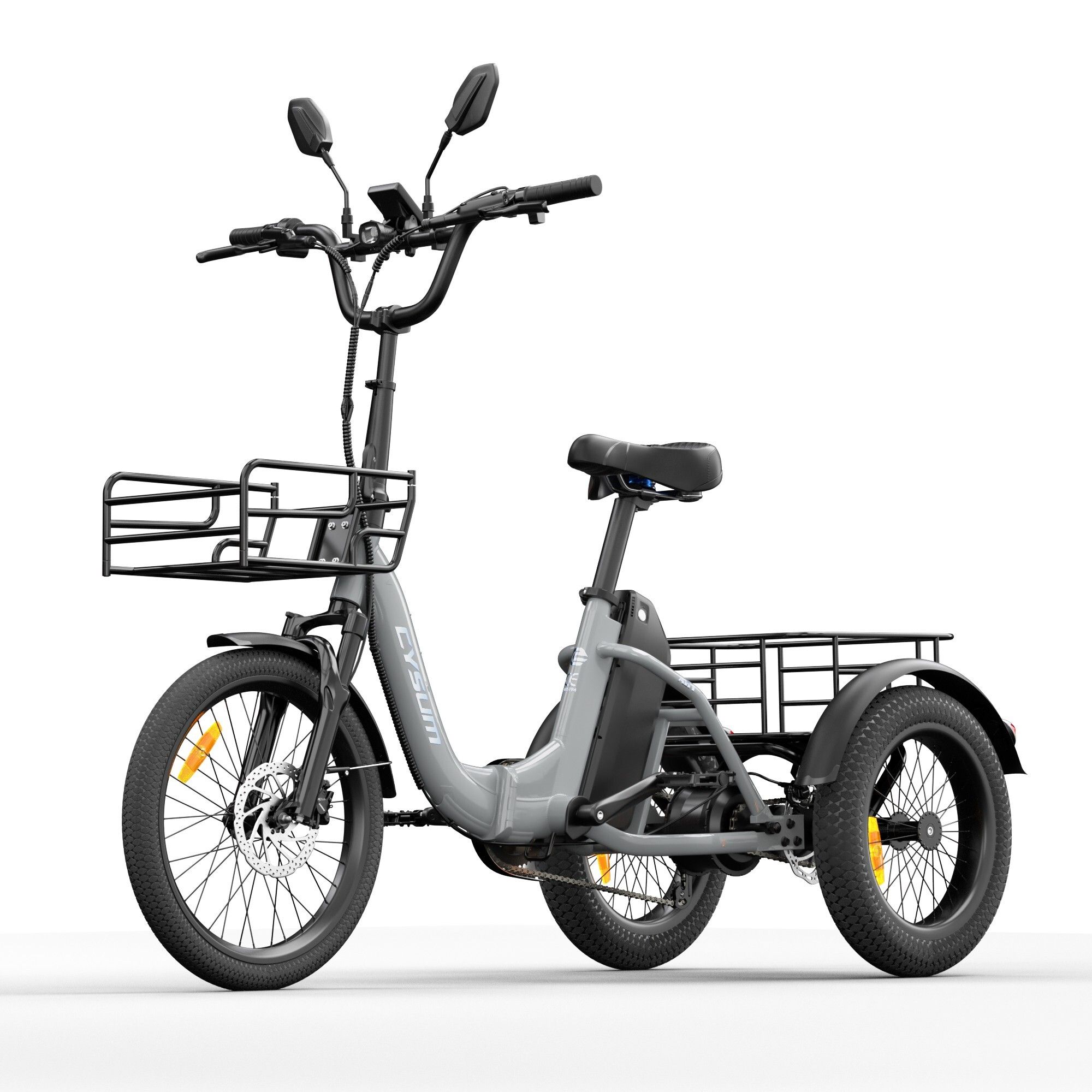 Grijze elektrische driewieler met manden, zadel en stuur. Gele accenten op de banden.