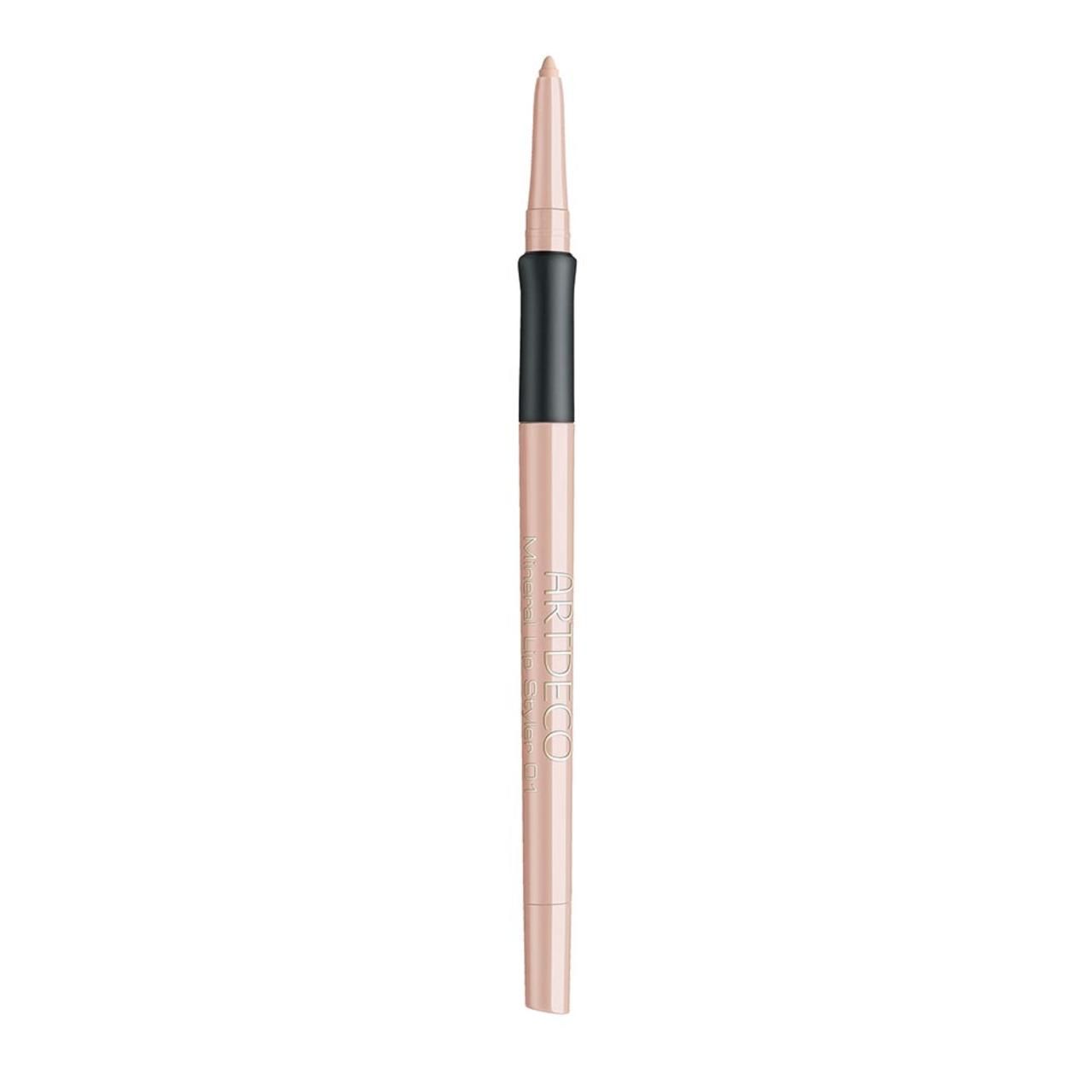 Stylo à lèvres. Stylo rose avec section noire. Pointe et extrémité visibles. Inscription.