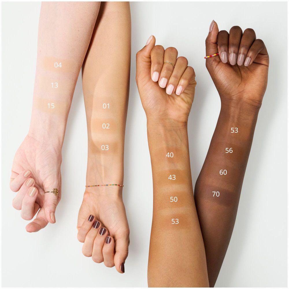 Armen met verschillende foundationkleuren aangebracht. Verschillende huidtinten worden getoond.