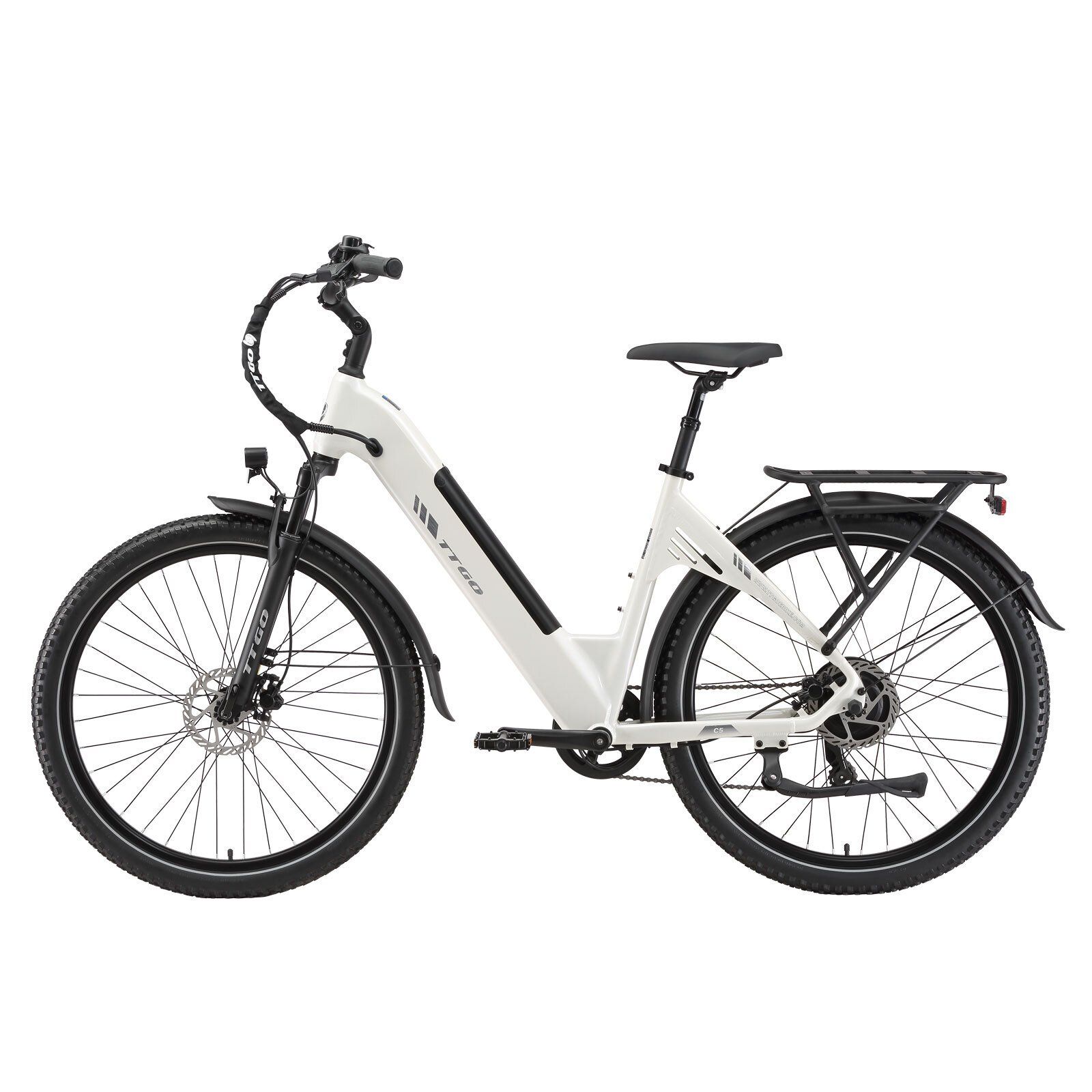 Vélo électrique blanc avec pneus et détails noirs. Porte-bagages, garde-boue et phare visibles.