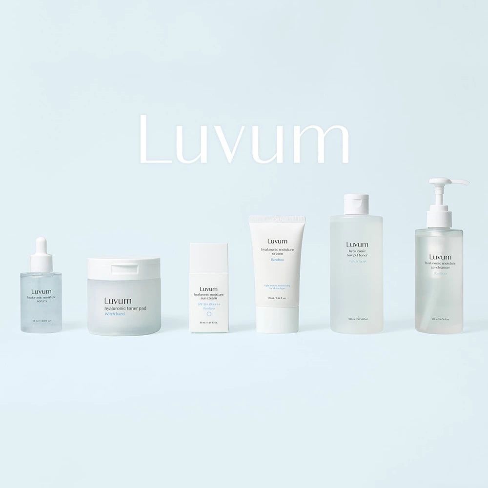 Divers produits LUVUM sur fond bleu clair. Contient une crème hydratante, un sérum, un nettoyant et des lotions.