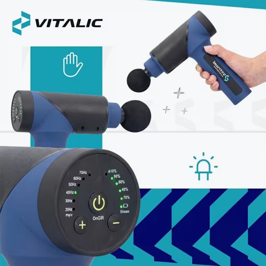 Pistolet de massage, bleu-noir. Panneau de commande avec boutons et LED. Logo VITALIC. Deux têtes de massage. Main tenant l'appareil.