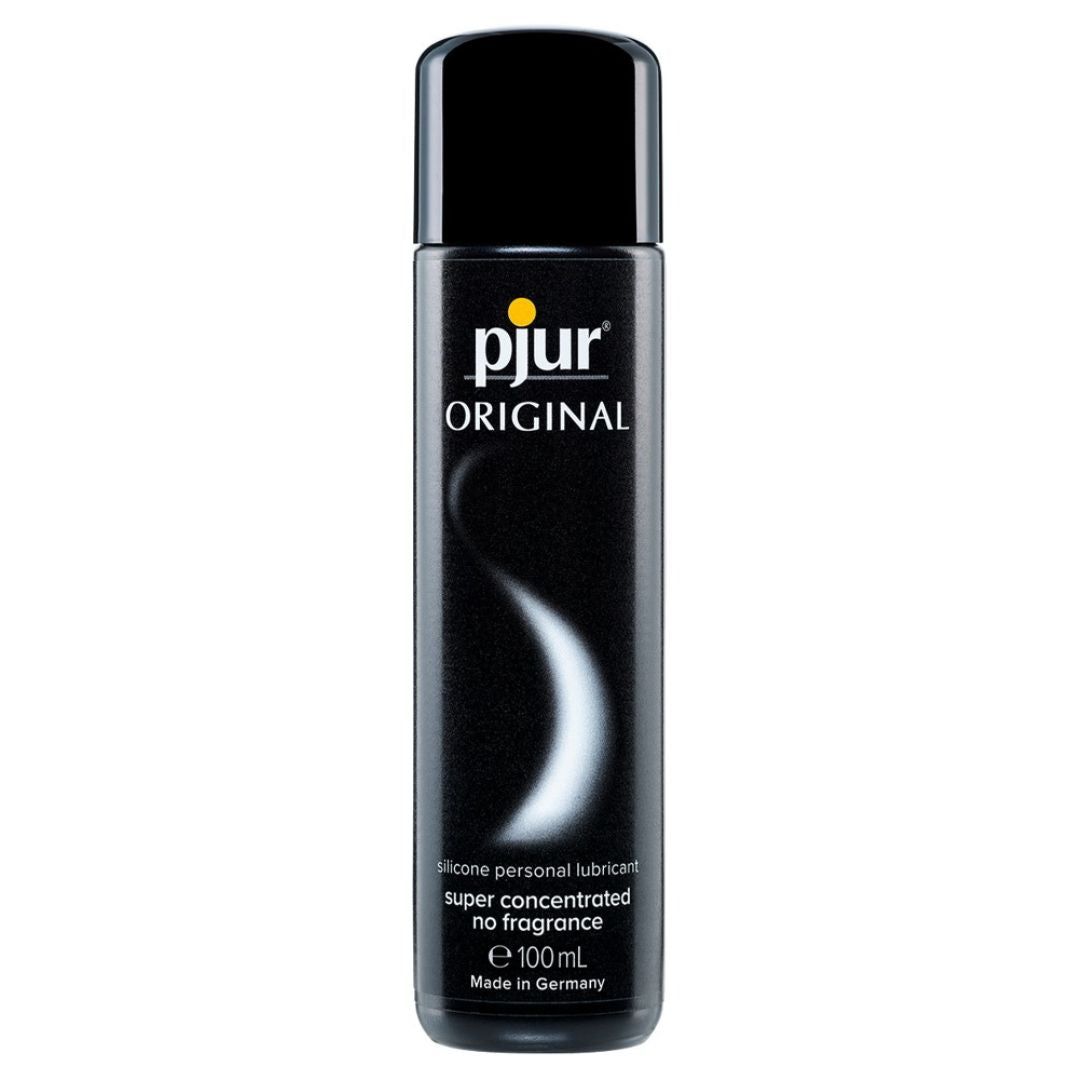 Zwarte fles met zwarte dop. Opschrift: pjur ORIGINAL, met witte druppel. Tekst: silicone personal lubricant, super concentrated, no fragrance.