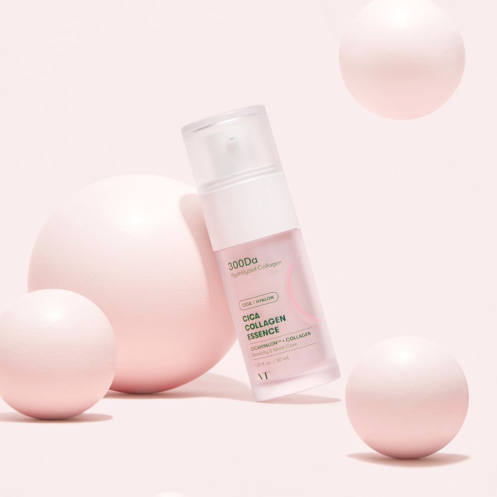 Flacon d'essence "300Da Hydrolyzed Collagen" et "Cica Collagen Essence". Fond rose avec sphères.