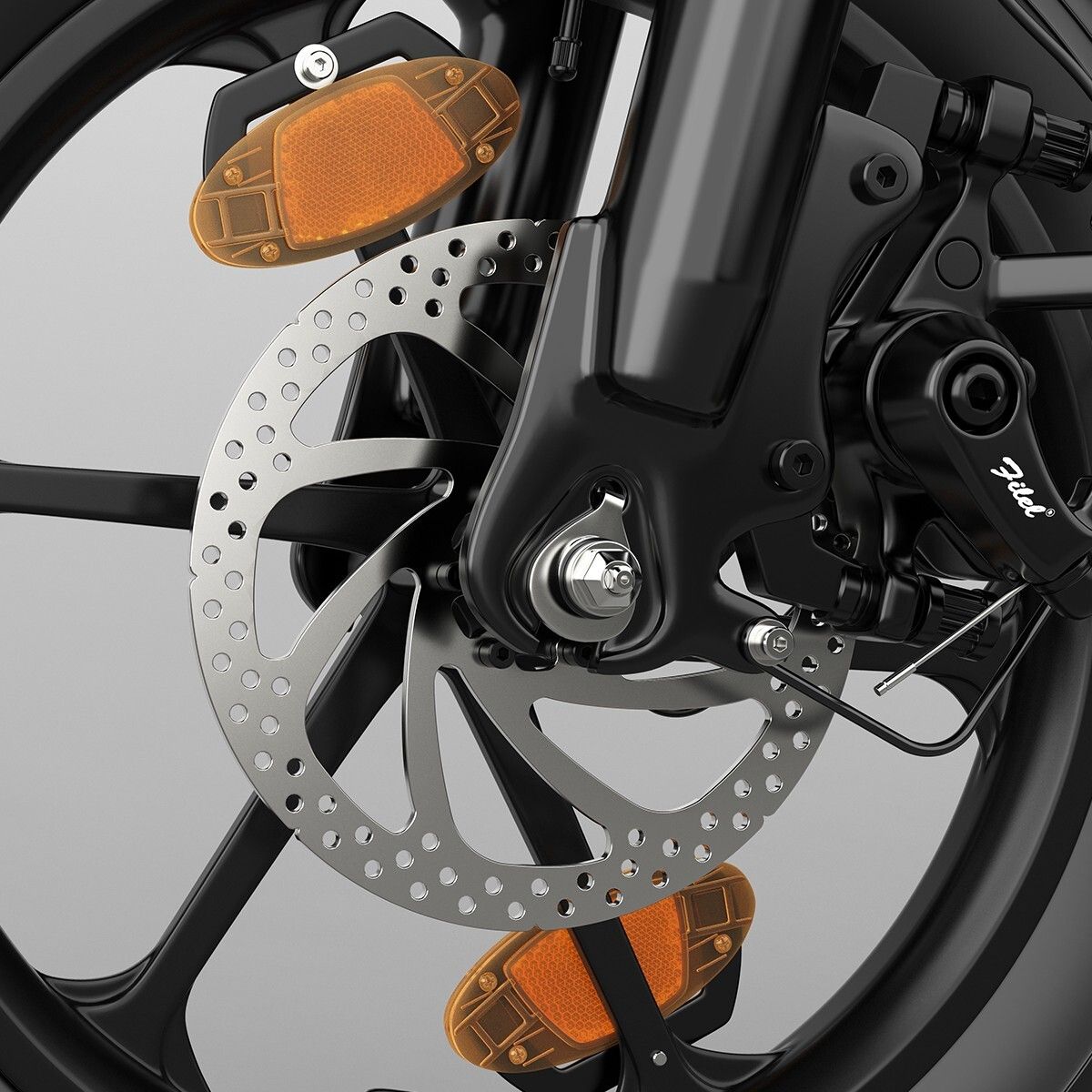 Close-up van de remschijf en reflectoren van een zwarte elektrische fiets.