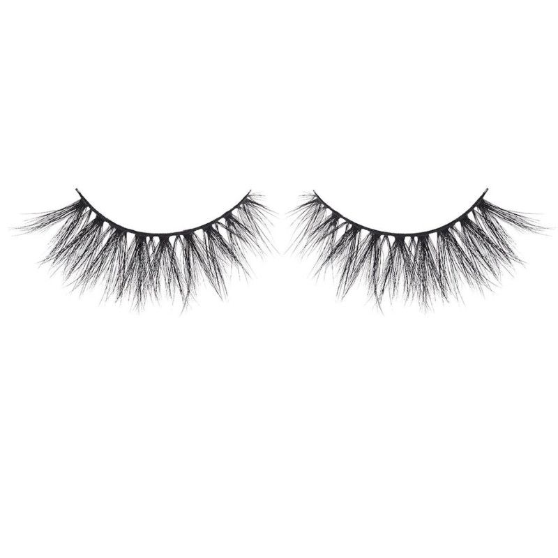 Une paire de faux cils avec effet 3D.