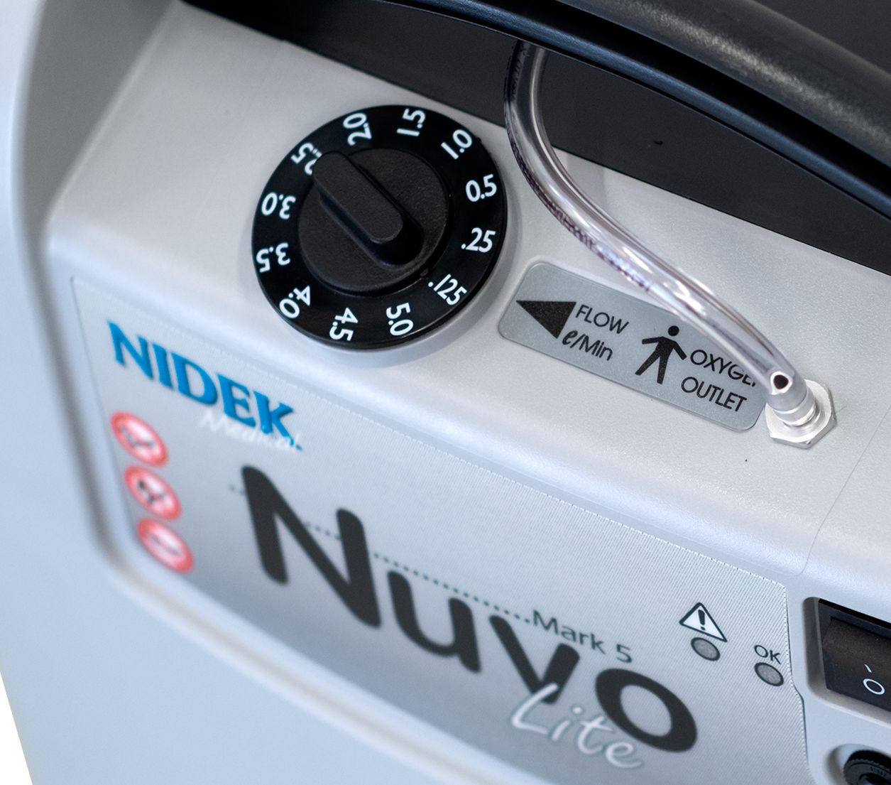 Gedetailleerd zicht op de Nidek Nuvo Lite met draaiknop voor de flow rate en zuurstofuitlaat.