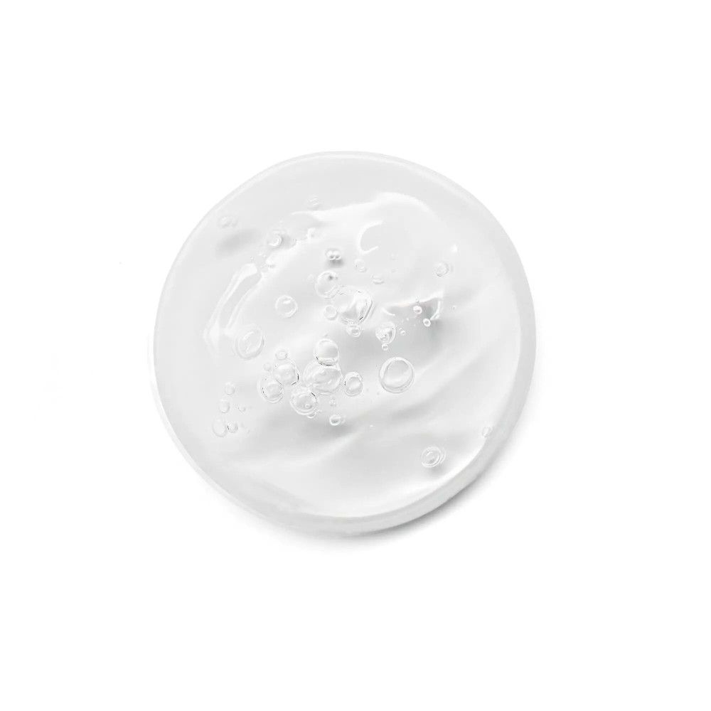 Goutte de gel clair, ronde, avec bulles. Sur fond blanc.