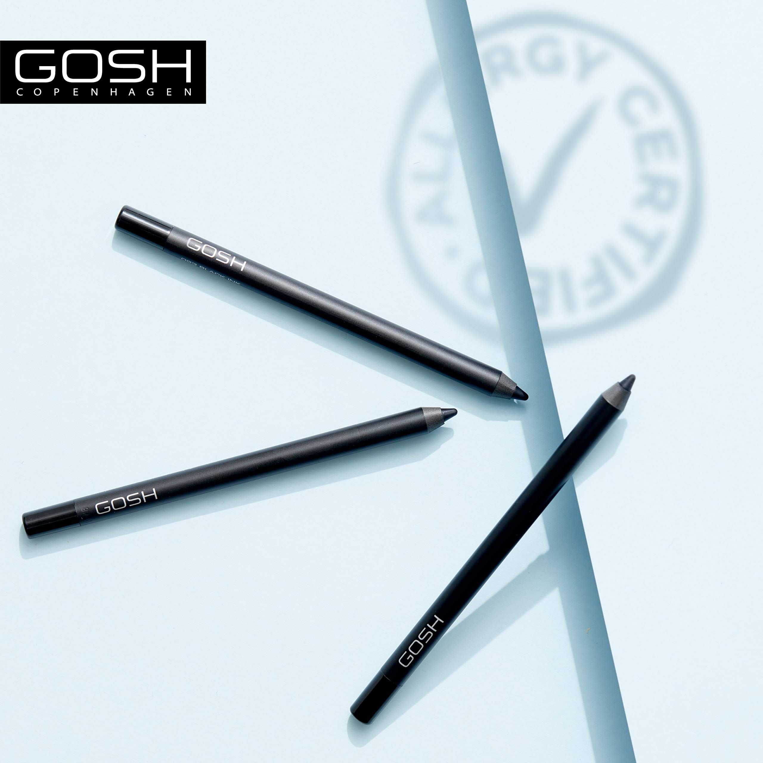Drie Gosh Velvet Touch eyeliners op blauwe achtergrond. Gosh-logo. Allergiecertificering.