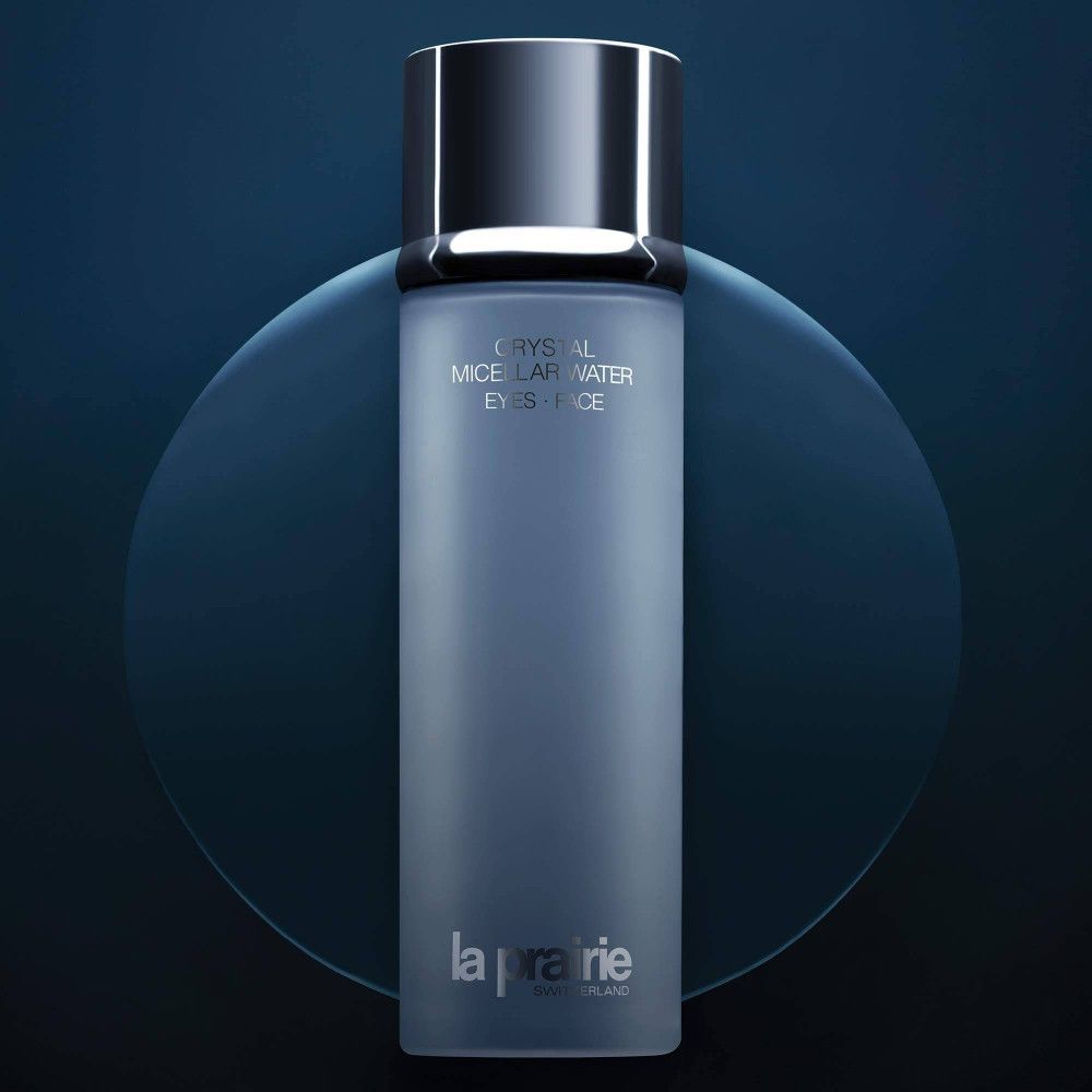 Cilindrische fles met zilveren dop. Opschrift: Crystal Micellar Water, Eyes Face. Merk: la prairie.