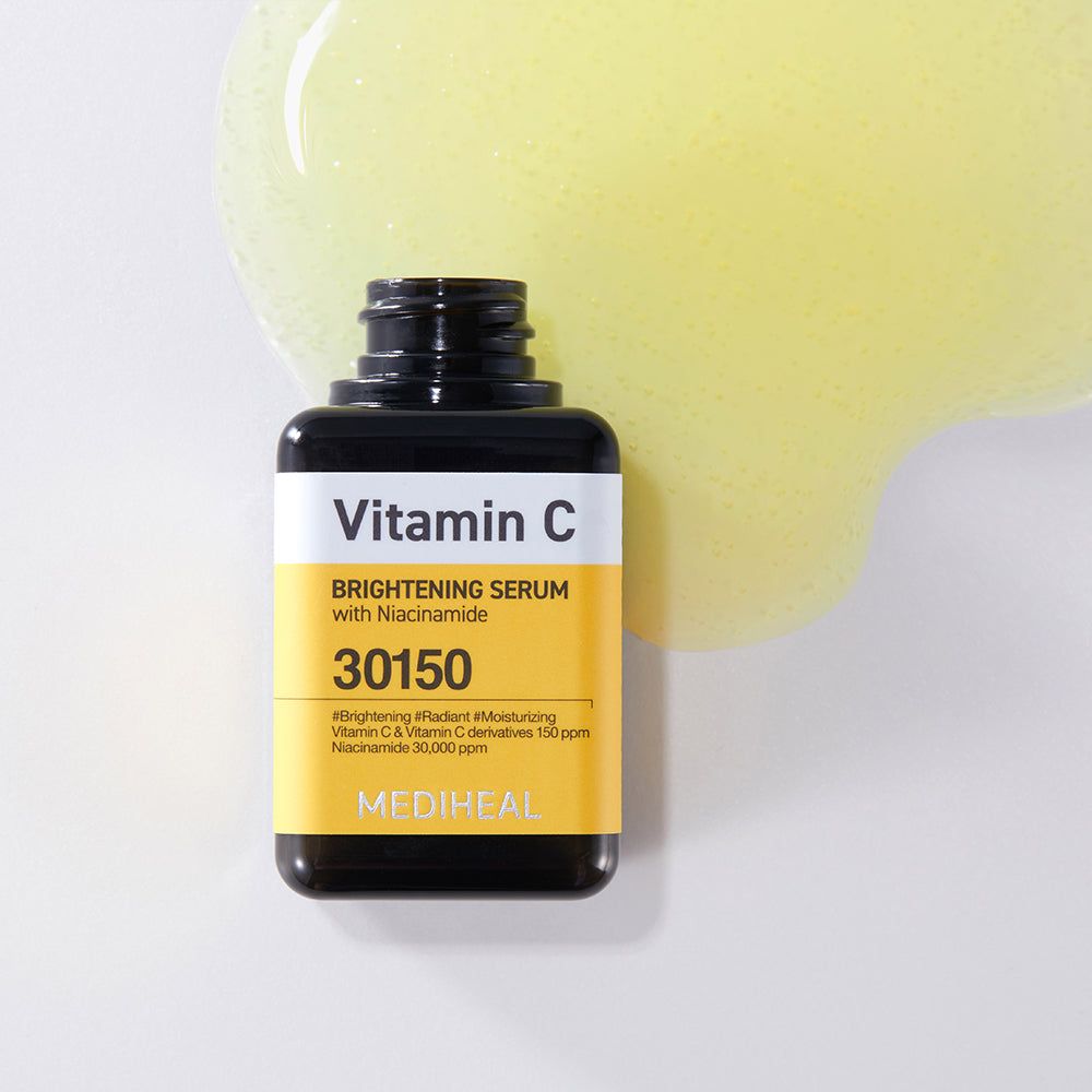 Flacon noir de sérum éclaircissant à la Vitamine C avec Niacinamide. Face avant jaune avec texte.