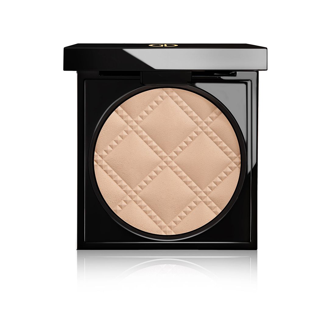 Poudre compacte dans un étui noir. Surface de poudre ronde avec motif gaufré. Couvercle noir avec logo doré.