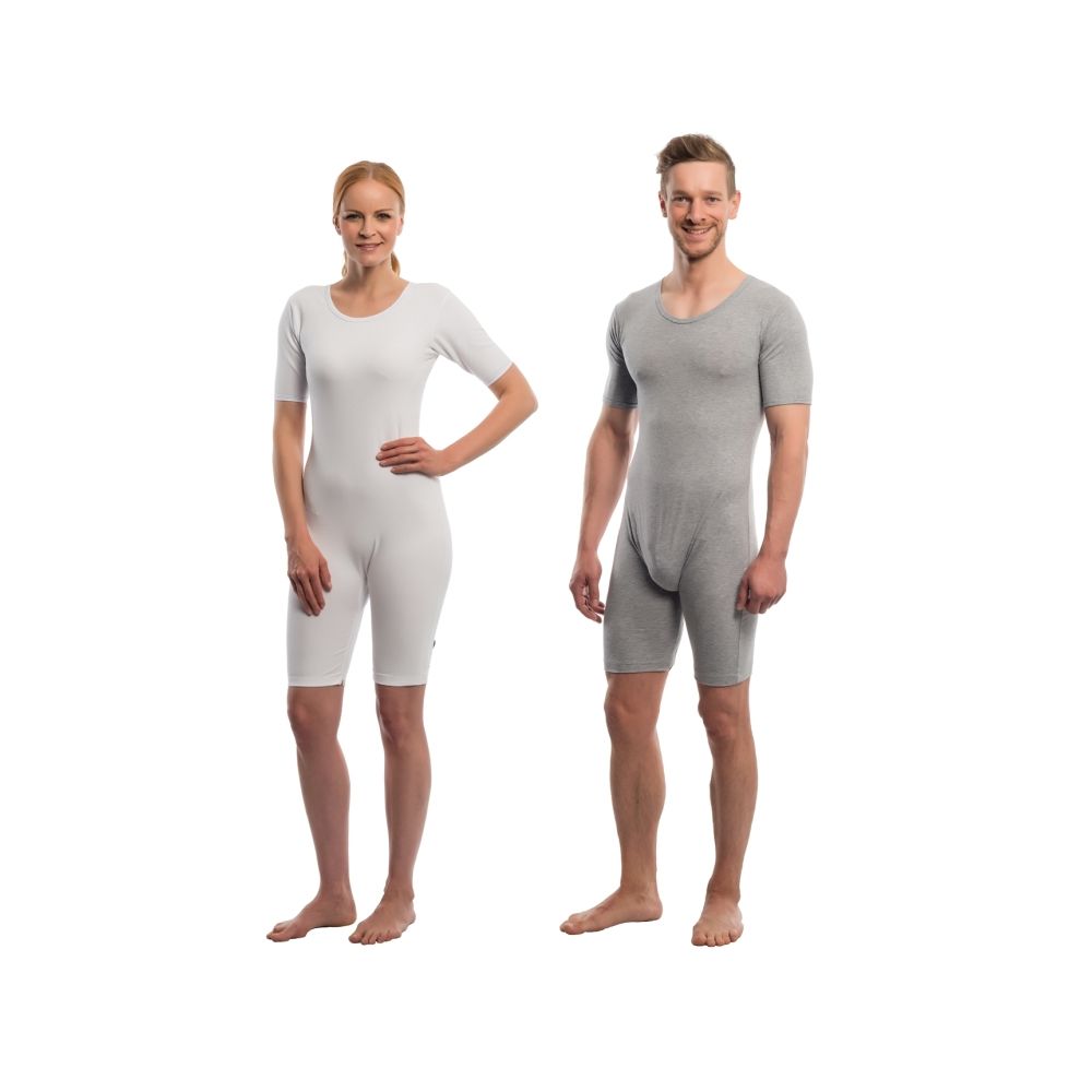 Twee personen dragen verzorgingsbodies met korte mouwen. Eén persoon draagt een witte body, de ander een grijze body. Beide hebben een ronde hals.