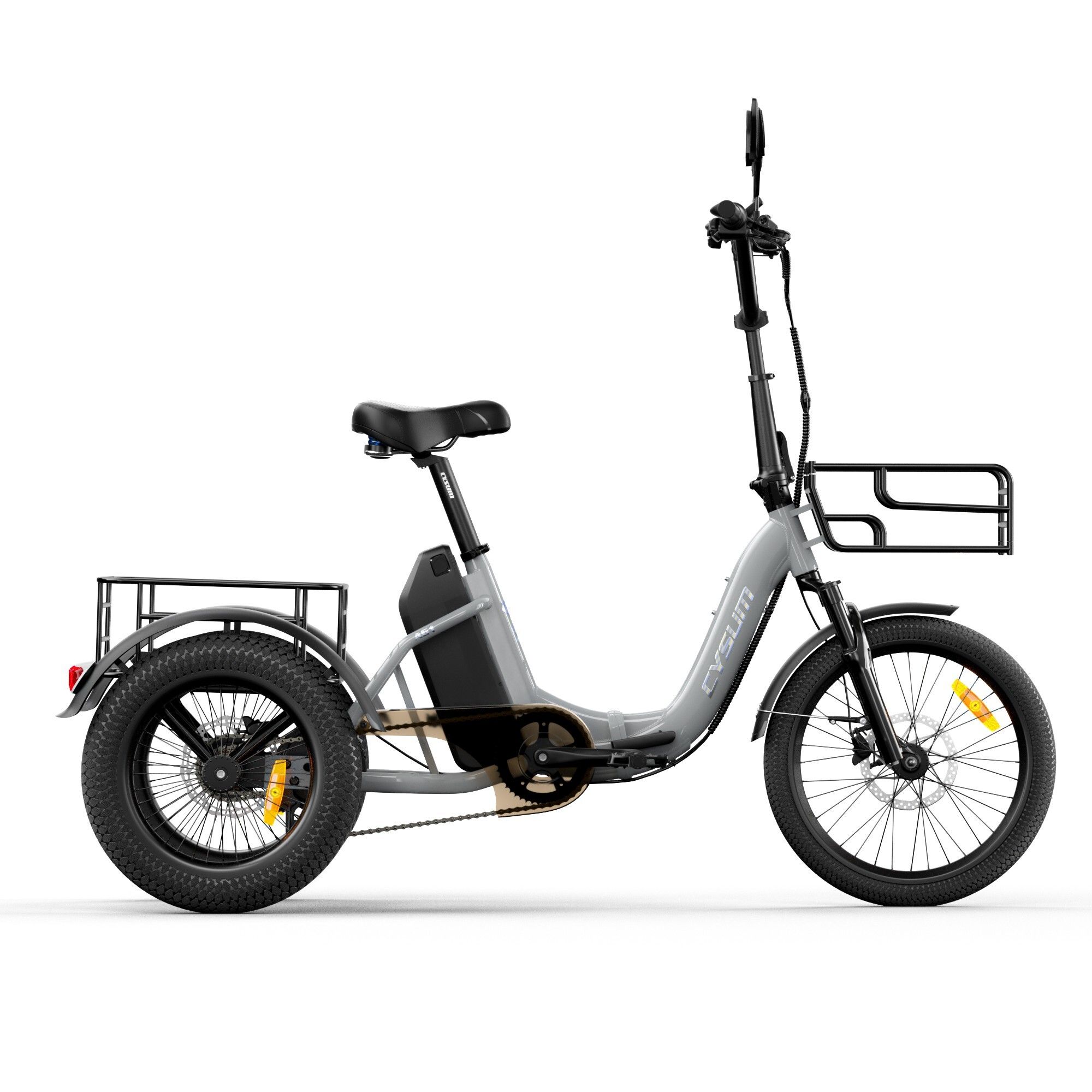 Grijze elektrische driewieler met manden, zadel en stuur. Gele accenten op de banden.