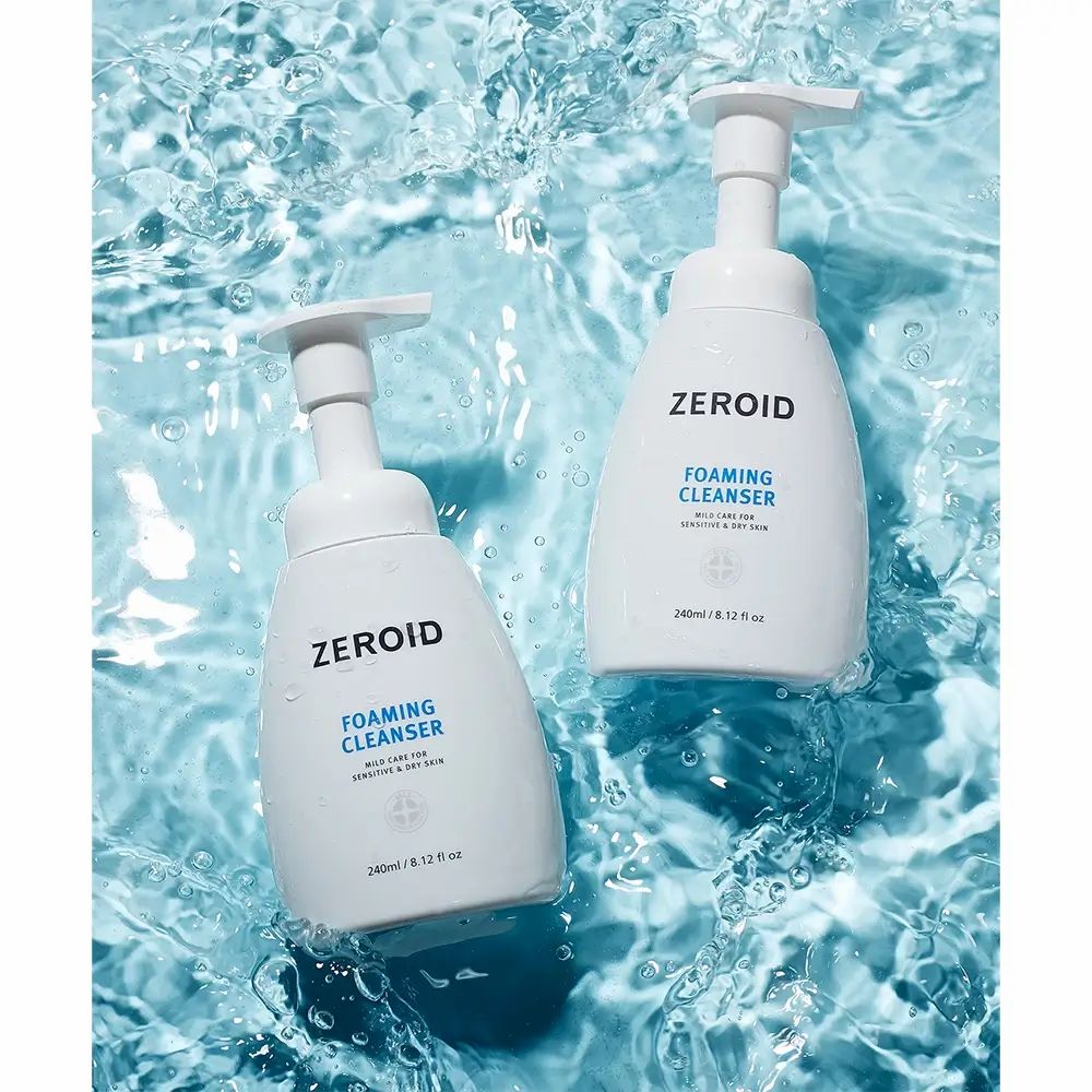 Deux flacons blancs ZEROID Foaming Cleanser dans l'eau. Texte: Foaming Cleanser, mild care for sensitive & dry skin. 240ml/8.12 fl oz.