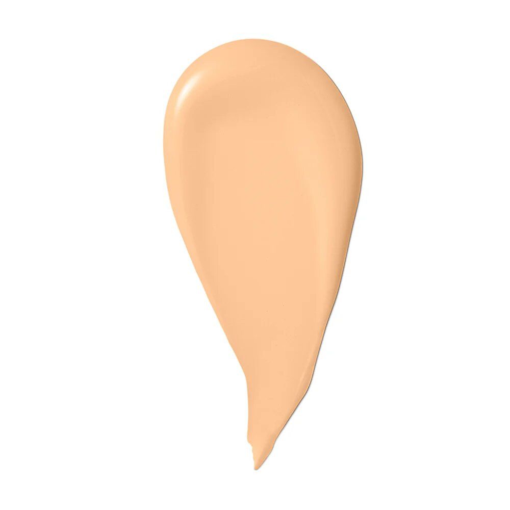 Licht crèmekleurige make-upvlek op witte achtergrond. Druppelvorm.