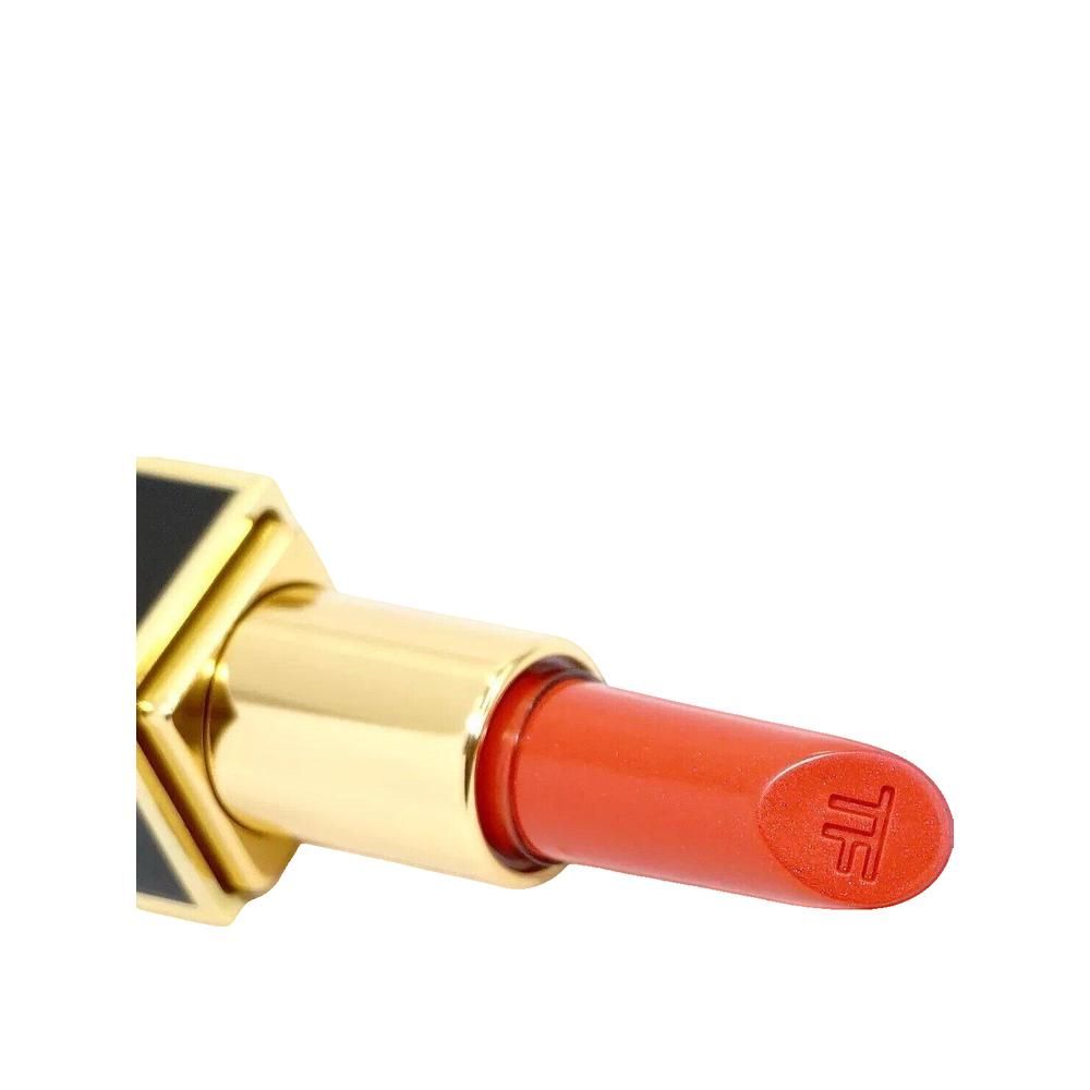 Gros plan sur un rouge à lèvres rouge. Tige dorée avec accent noir. Logo TF sur la pointe.
