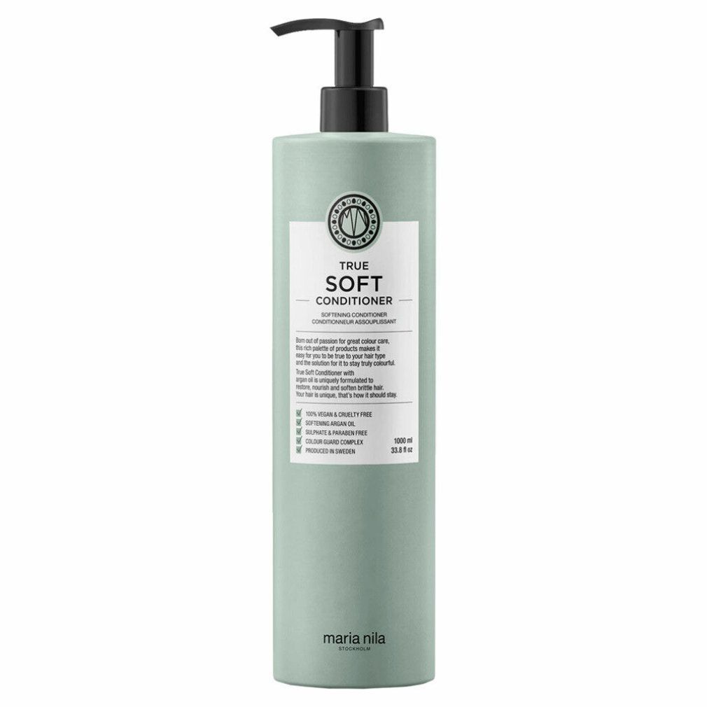 Lichtgroene fles met zwarte pomp. Label met tekst: TRUE SOFT CONDITIONER. Merk: Maria Nila. Volume: 1000 ml.