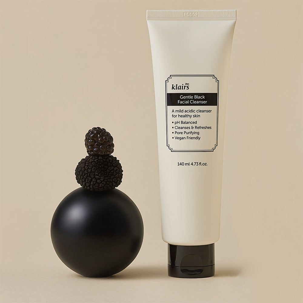 Tube met zwarte dop en decoratie. Opschrift: Gentle Black Facial Cleanser. Vegan.