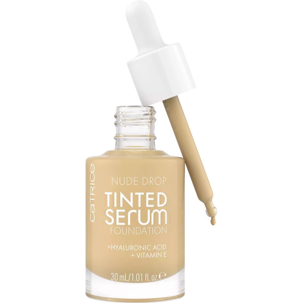 Flacon de sérum teinté avec pipette. Inscription : Nude Drop Tinted Serum Foundation, Acide hyaluronique + Vitamine E. 30 ml.