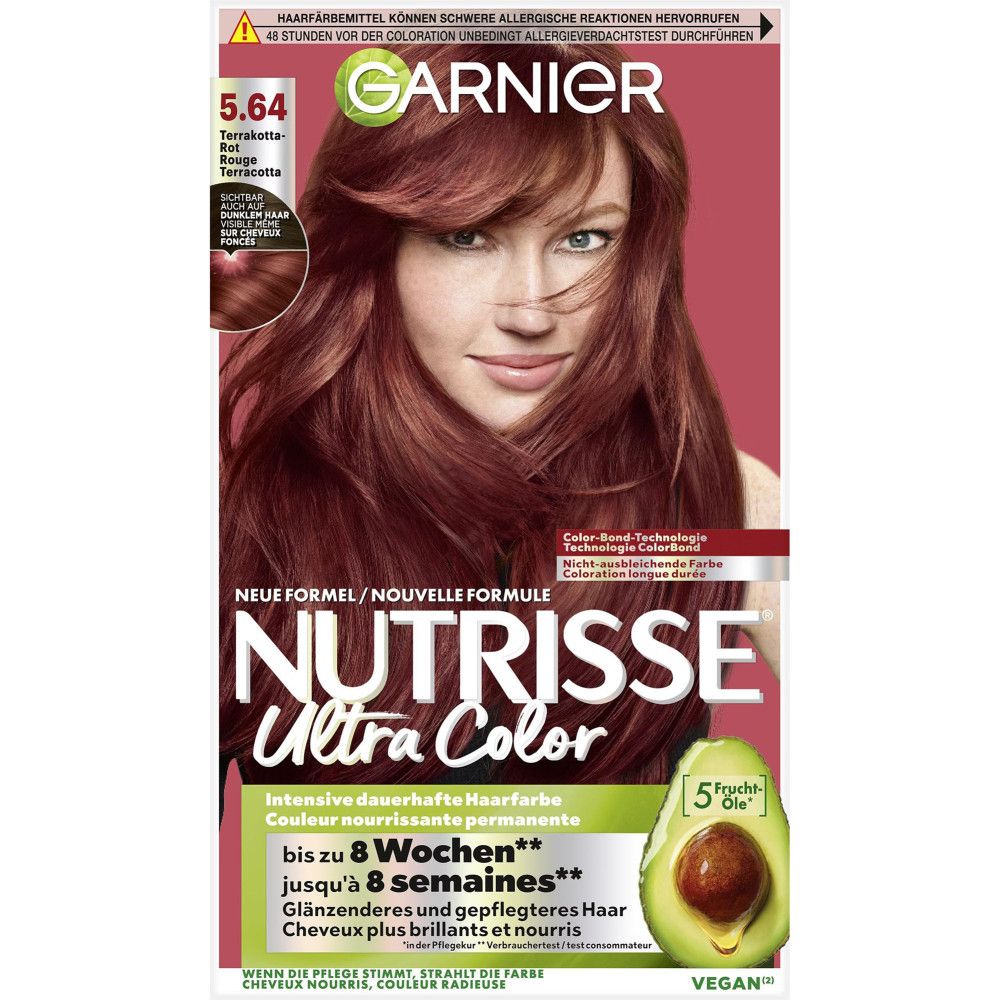 Garnier Nutrisse Ultra Color. Coloration permanente rouge. Femme aux cheveux rouges. Emballage avec avocat et label Vegan.
