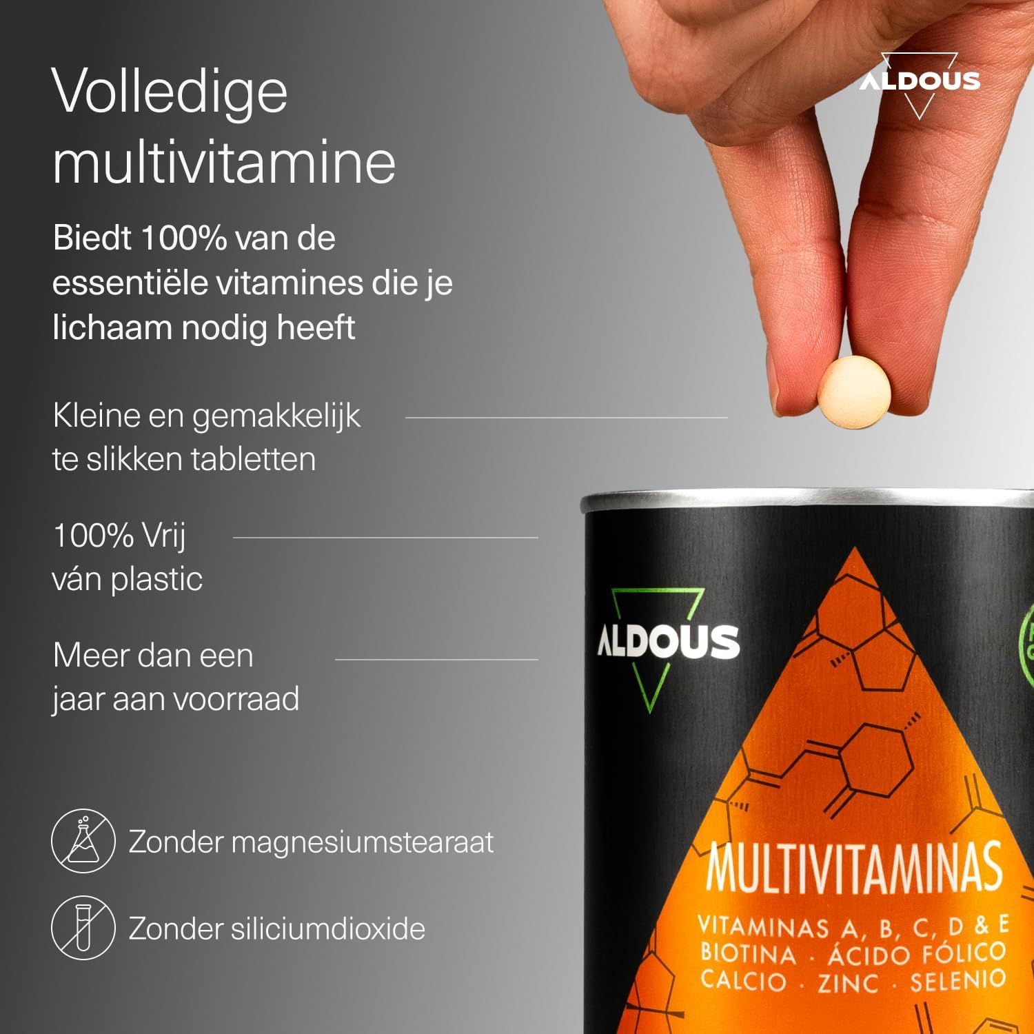 Een hand houdt een kleine, ronde, beige tablet boven een blik met de tekst 'Multivitaminas'.