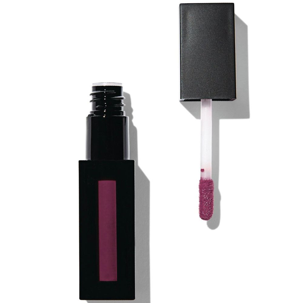 Tube de gloss noir avec bouchon ouvert et applicateur. L'applicateur révèle une teinte rose mat. Le contenant est partiellement rempli.