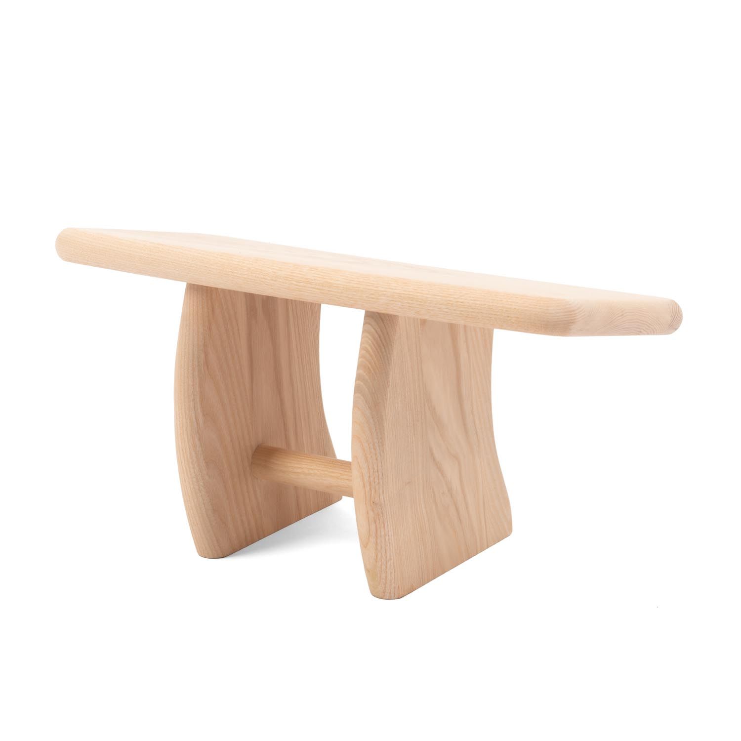 Lang, licht houten plank met afgeronde randen, ondersteund door twee gebogen poten. Dwarsbalk.