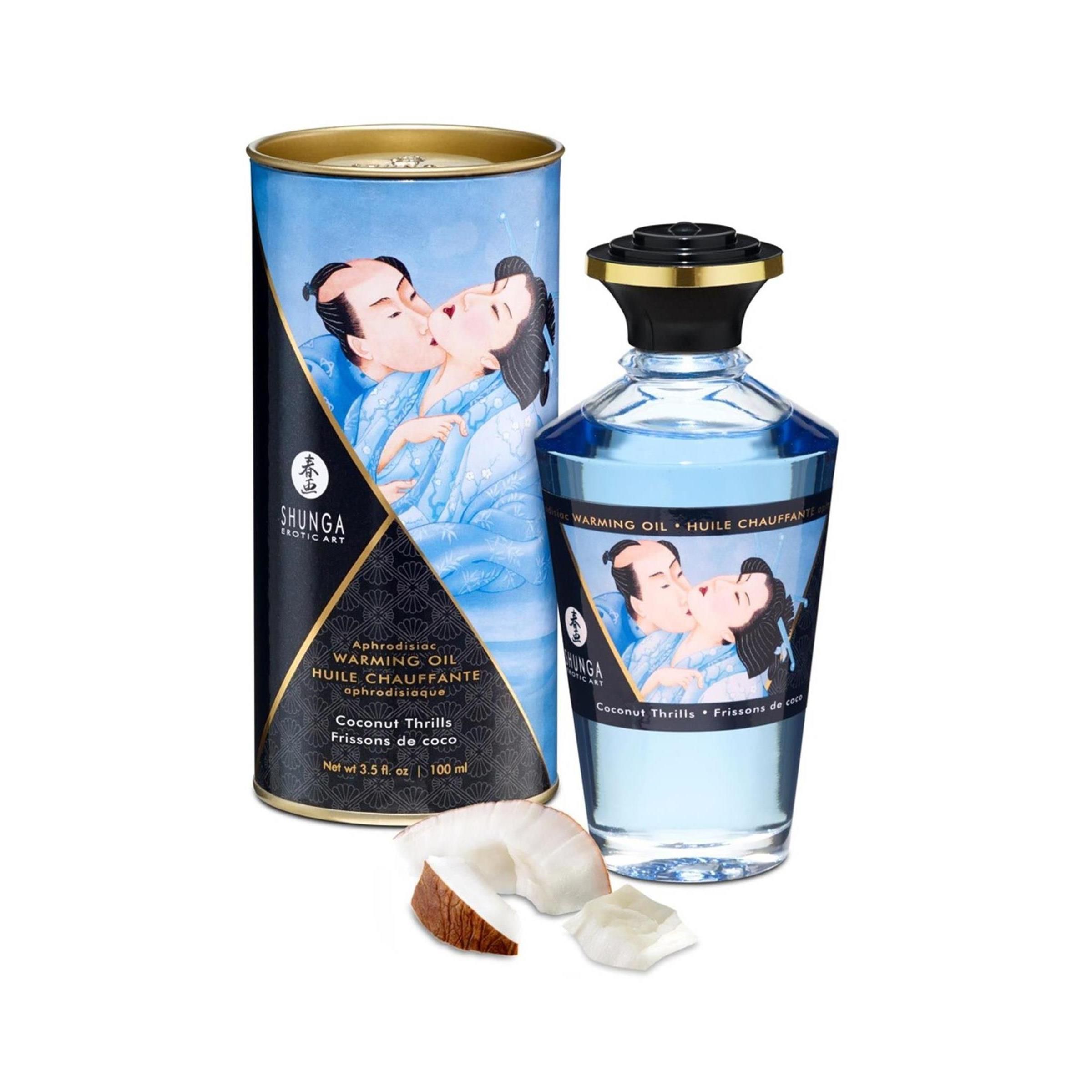 Cilindrische verpakking en fles massageolie. Afbeelding van een kussend paar. Tekst: Warming Oil, Coconut Thrills.