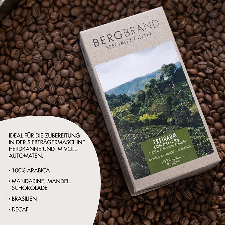 Paquet de café avec texte : BERGBRAND, Freiraum Espresso, 100% Arabica, Brésil, Décaféiné. Sur grains. Texte : Idéal pour...