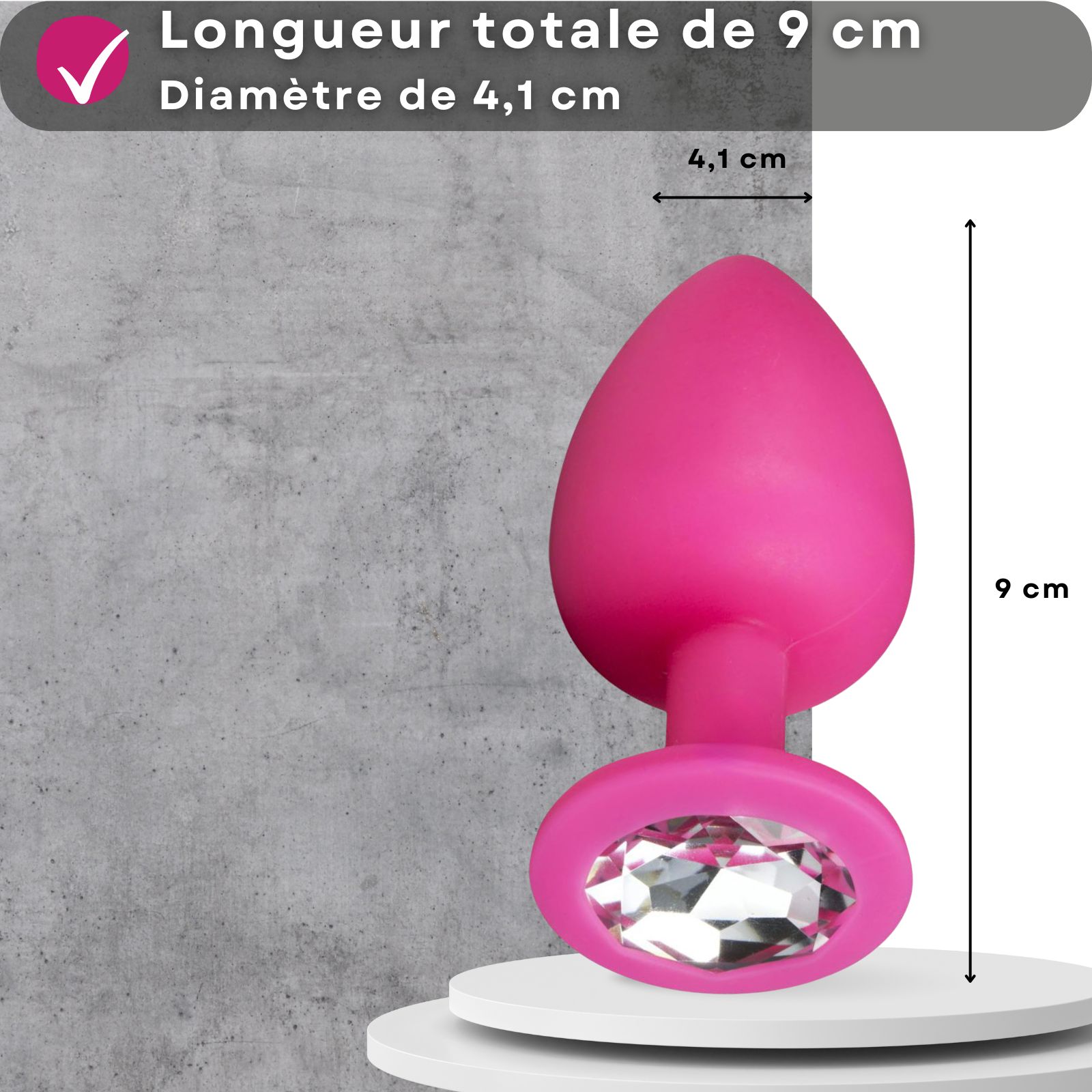 Plug anal rose avec strass. Dimensions: 9 cm de long, 4,1 cm de diamètre.