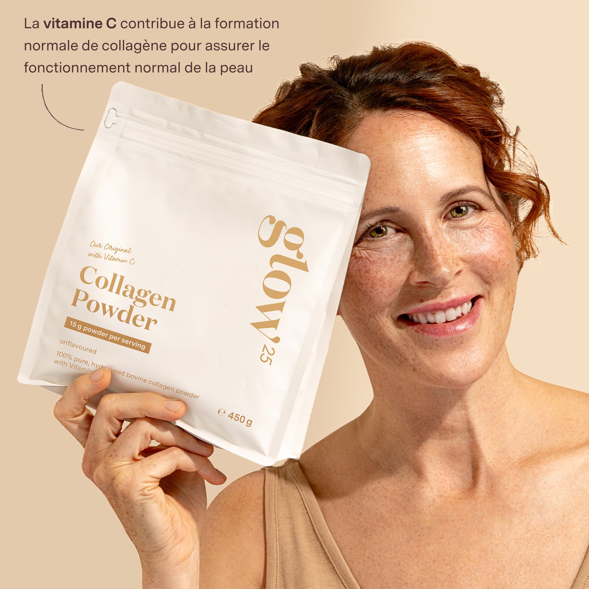 Vrouw houdt Glow25 Collagen Powder vast. Witte verpakking, gouden tekst. 450g.