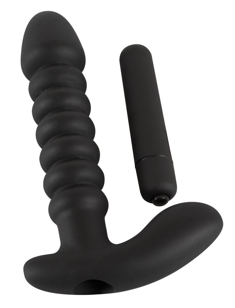 Hand die een zwarte vibrator vasthoudt, geribbelde schacht en gebogen handvat.