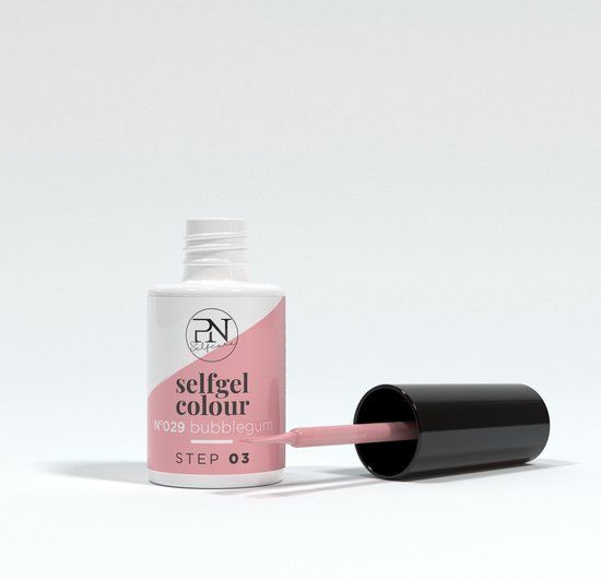Flacon de vernis à ongles avec pinceau. Inscription : PN Selfgel Colour, N°029 Bubblegum, Step 03. Pinceau avec vernis rose.