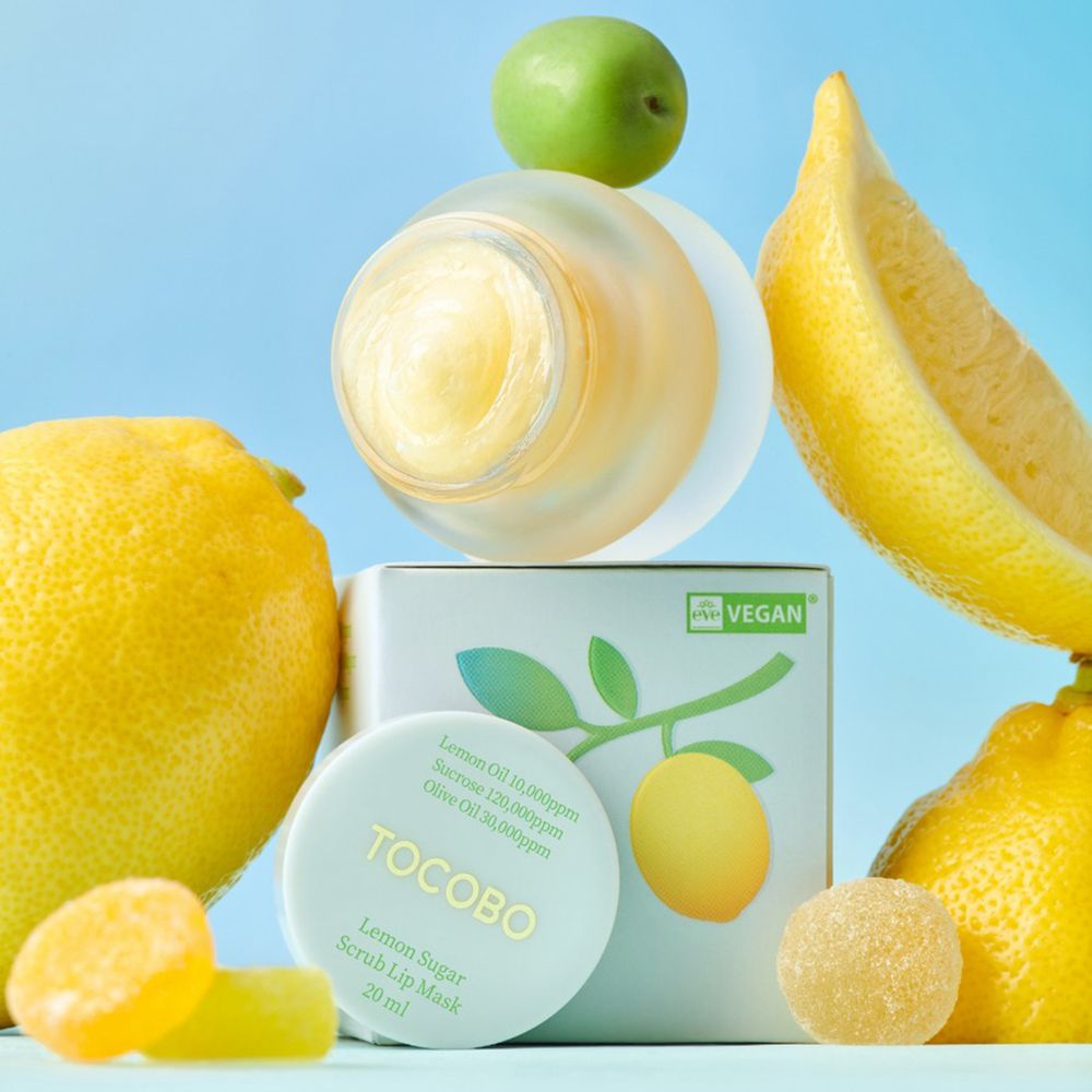 Product met verpakking, citroenen en snoep. Opschrift: TOCOBO, Lemon Sugar Scrub Lip Mask. Vegan-zegel.