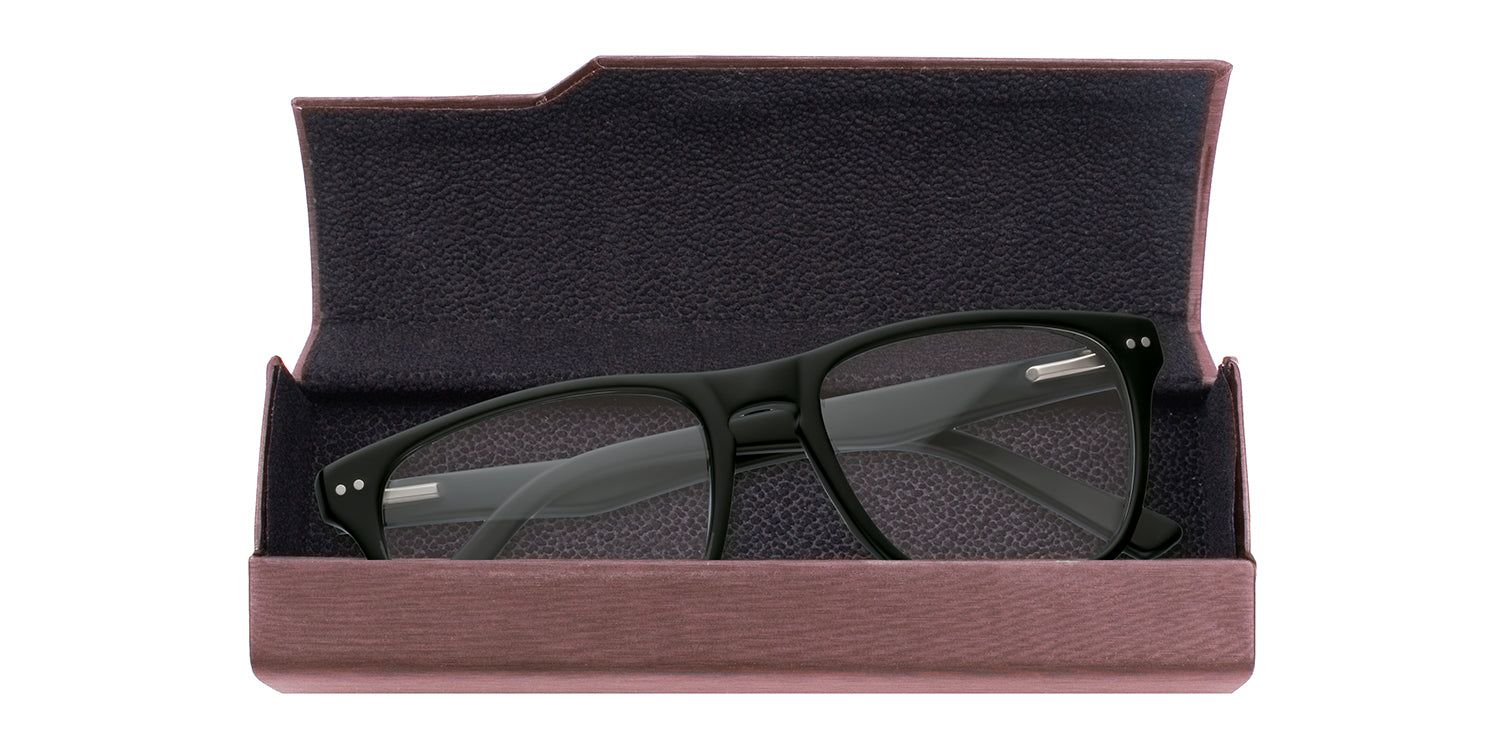Étui rigide ouvert avec lunettes. Lunettes noires à verres rectangulaires. Intérieur foncé.